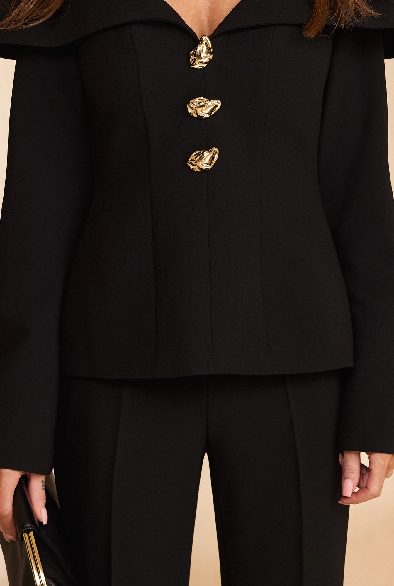 Quelo – blusa nera con ampio colletto