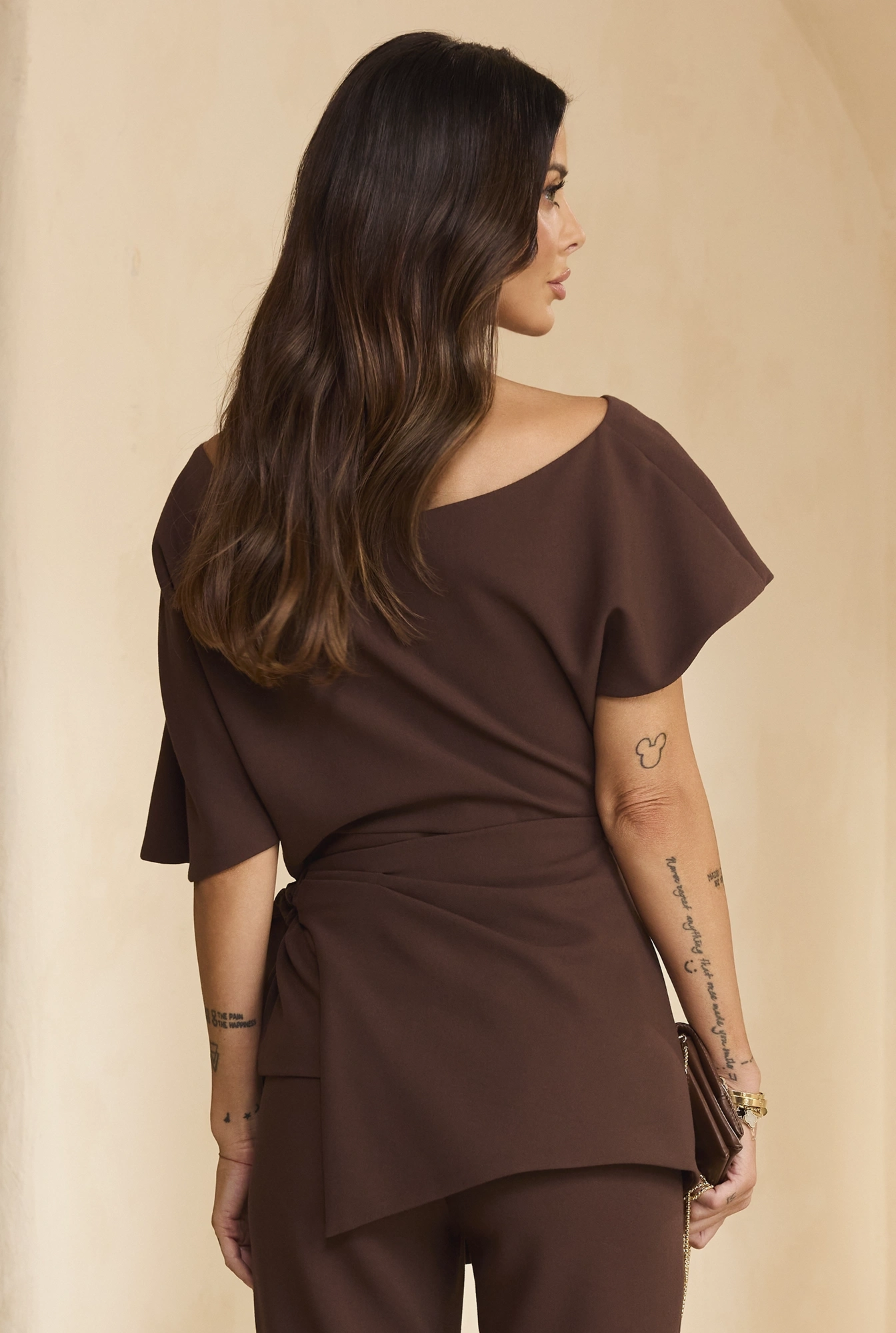 Padera – blusa marrone con scollo asimmetrico e baschina